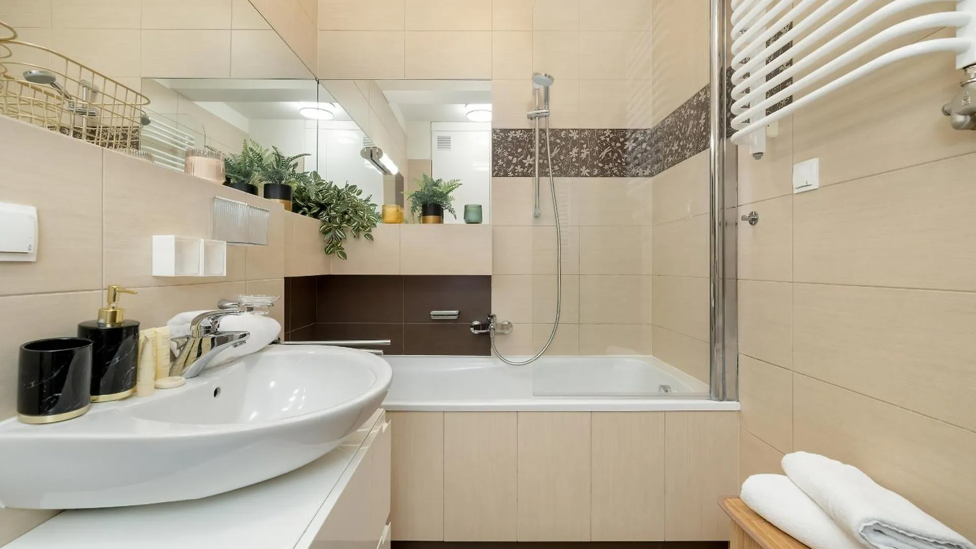 Przytulny Apartament Z Parkingiem I Biurkiem Przy Kazimierzu W Krakowie By Noclegi Renters Apartment